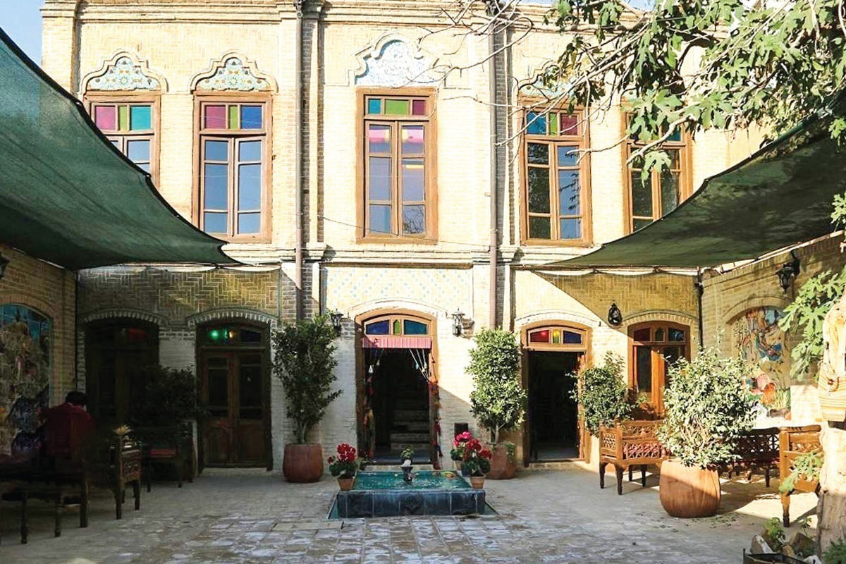 سرپرست اداره کل میراث فرهنگی، گردشگری و صنایع‌دستی استان فارس از صدور سند مالکیت برای ۳۶ خانه تاریخی ارزشمند در این استان خبر داد.