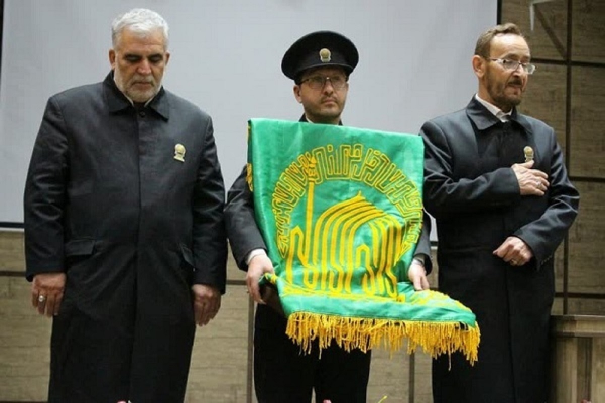 خدام رضوی در جمع خادمان ناشنوای یکی از مواکب پذیرایی از زائران کربلا حضور یافتند و کتیبه و شال عزا از طرف آستان قدس رضوی به خدمتگزاران اهدا شد.
