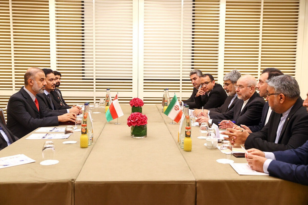 رئیس مجلس در دیدار با رئیس شورای عمان: همگان از فریبکاری و بی‌صداقتی آمریکایی‌ها درس بگیرند