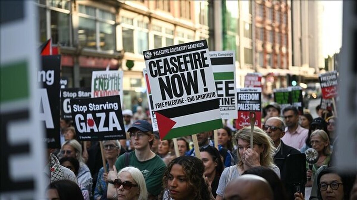 صد‌ها نفر از حامیان فلسطین در مقابل سفارت رژیم صهیونیستی در لندن دست به اعتراض زدن تا توجهات را به سمت بحران کنونی بشری در باریکه غزه جلب کنند.
