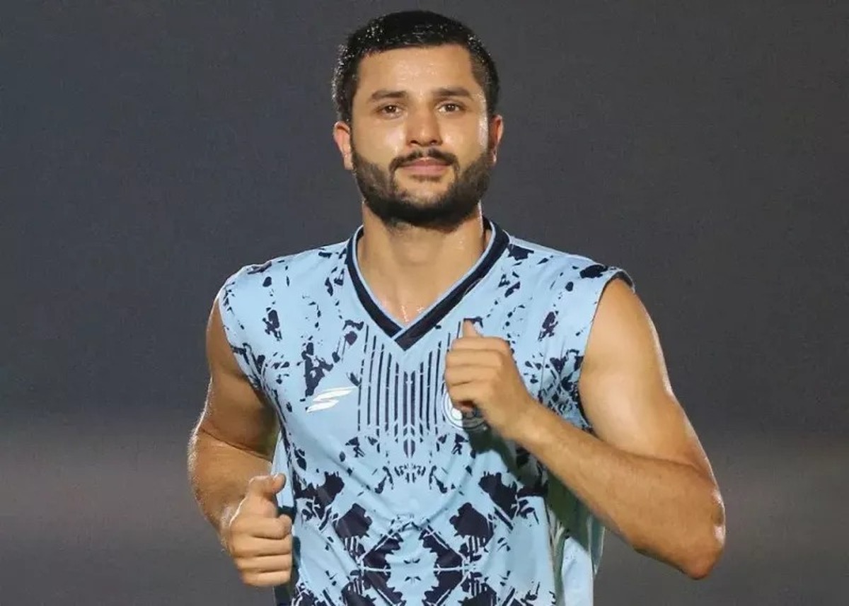 عارف غلامی نیامده مصدوم شد