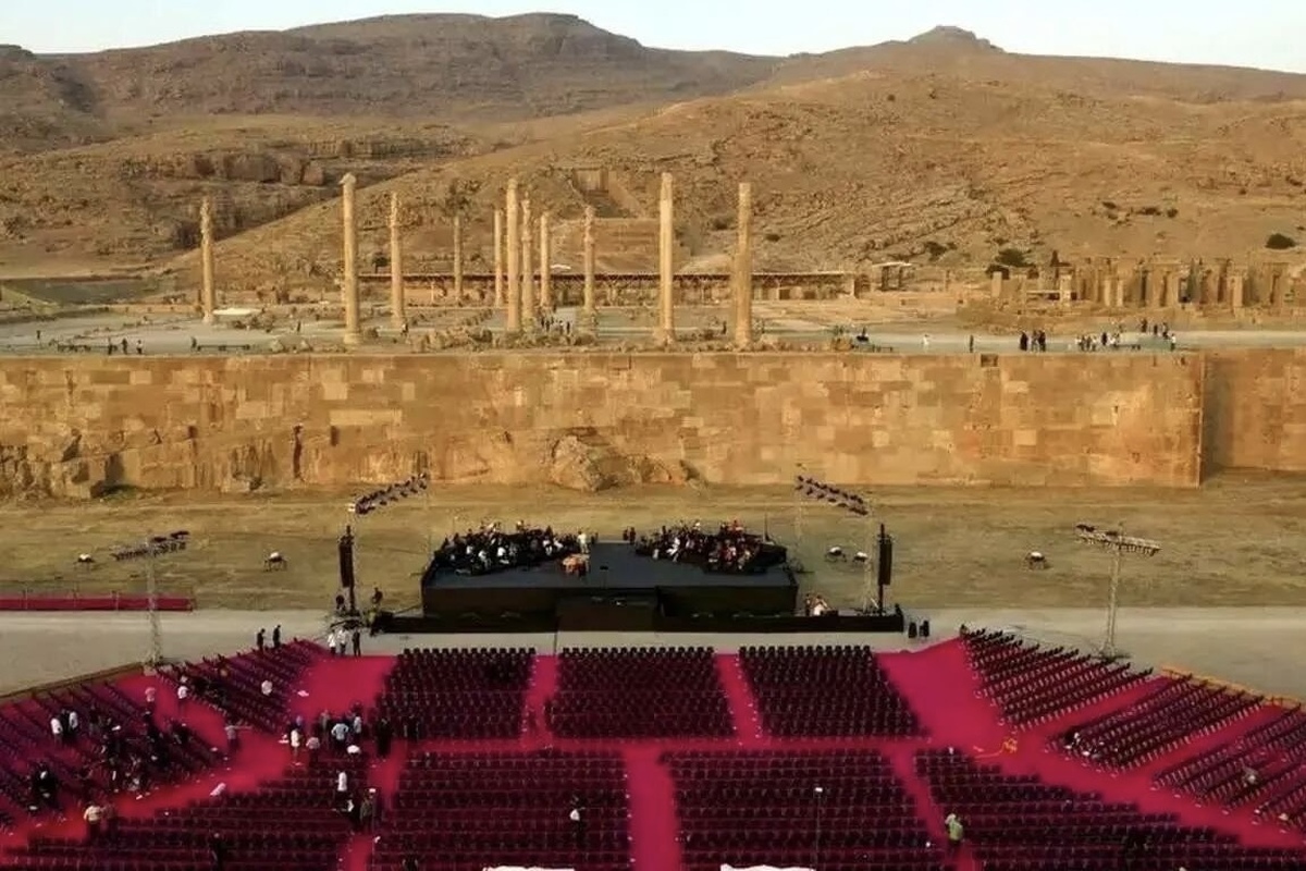 مناسبت صدسالگی ارکستر فیلارمونیک ارمنستان، این گروه شامگاه ۱۵ شهریور با اجرای «ای ایران» و قطعات موسیقایی دیگر در تخت جمشید نواخت.