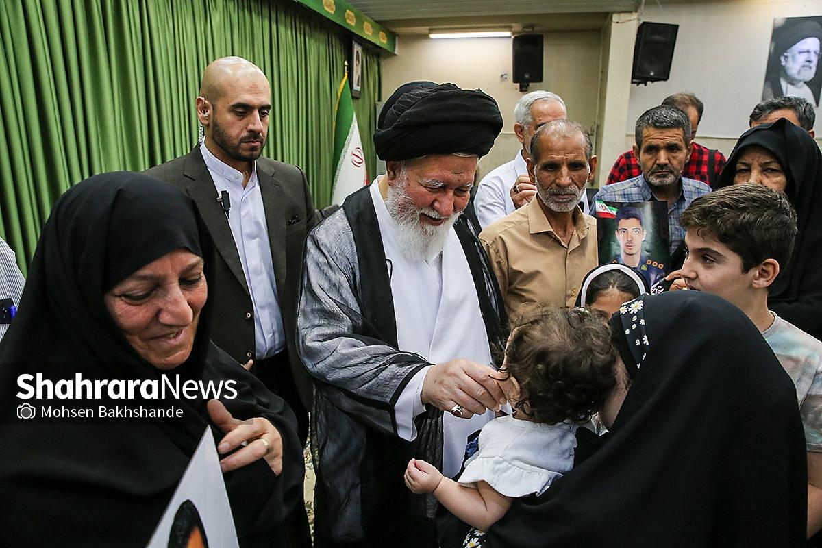 گزارش تصویری | دیدار آیت الله علم الهدی با خانواده شهدای هوافضای سپاه در جنگ ۱۲ روزه