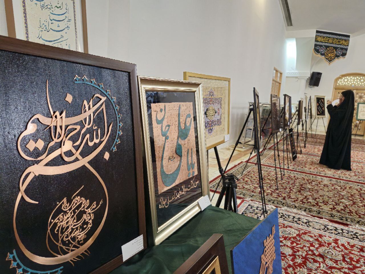 ۳۰۰ اثر از بانوان هنرمند دارالقرآن کریم در حرم مطهری رضوی به نمایش درآمد