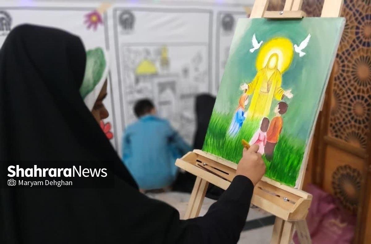نقاشی زائران خردسال غیرایرانی بر دیوار مهربانی | جشنی برای وحدت در حرم امام رضا (ع)