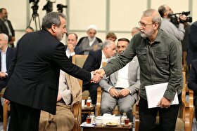 متفکر آزاد: جلسه فوق‌العاده مجلس با حضور لاریجانی و عراقچی را مطالبه می‌کنیم