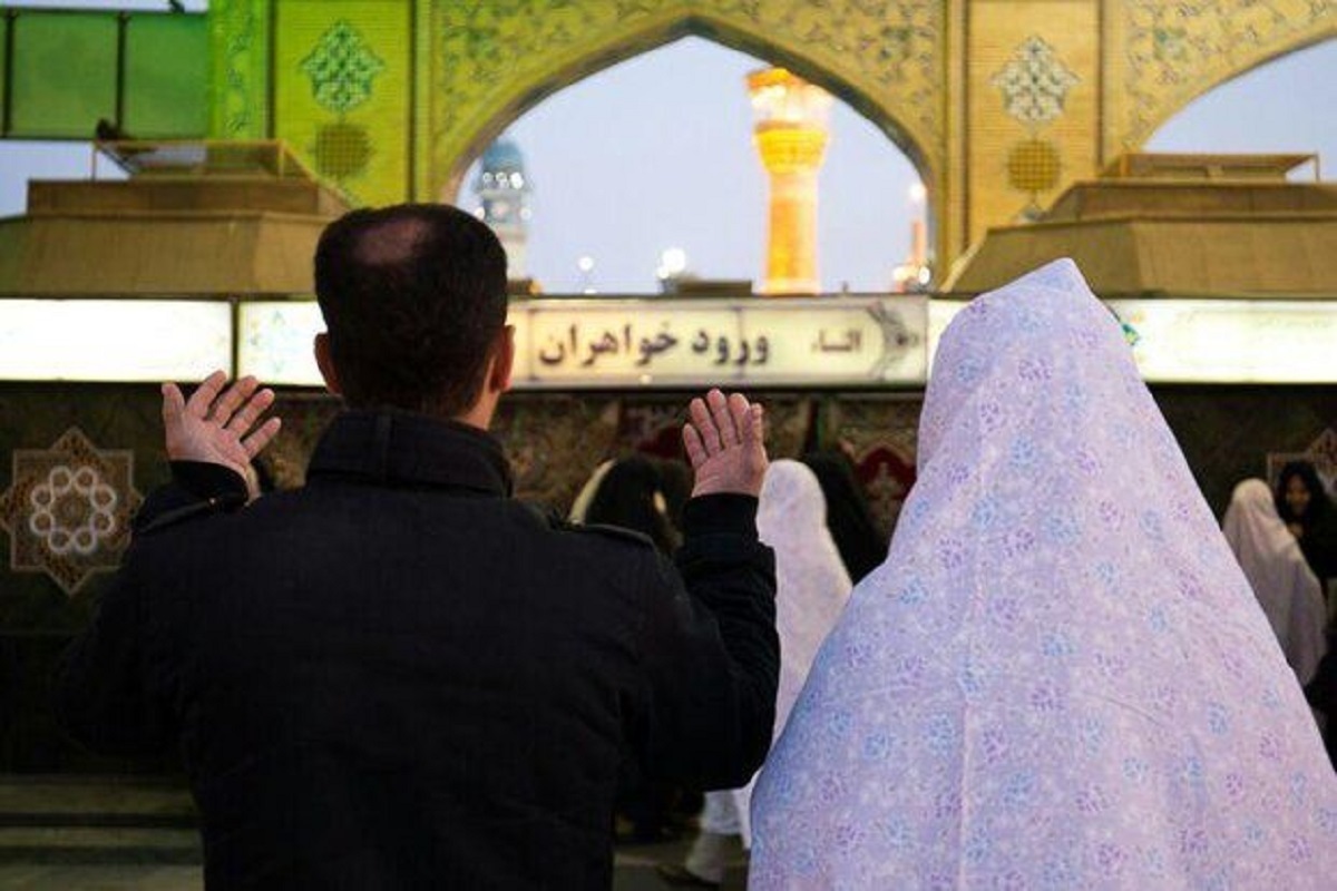 سنت ۱۰۰ ساله عقد زوجین در حرم مطهر امام رضا(ع) + فیلم