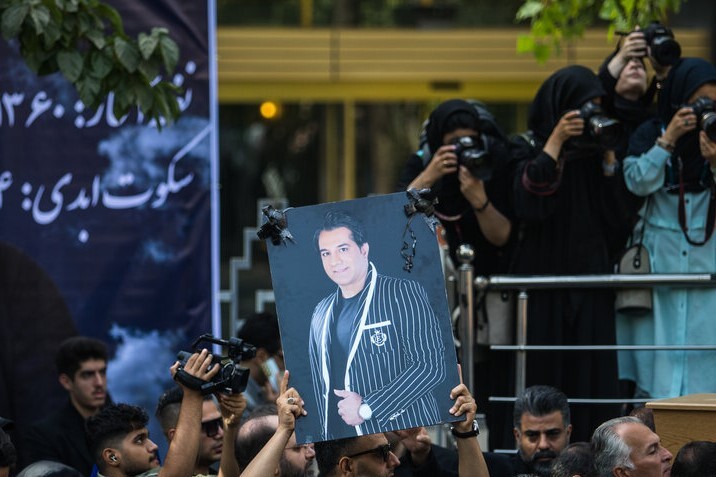 مراسم خاکسپاری پیکر امید، خواننده مطرح، برگزار شد + فیلم و تصاویر