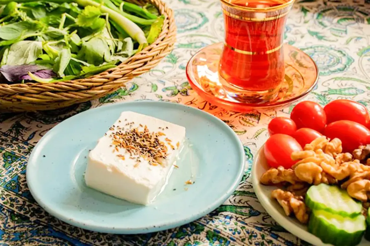 از کودکی شنیده‌ایم که «صبحانه مهم‌ترین وعده غذایی است» و حذف آن به معنای چاقی حتمی. اما آیا این باور ریشه‌ای علمی دارد یا تنها میراثی از توصیه‌های قدیمی است؟ در دنیای پرمشغله امروز که بسیاری از ما فرصت صبحانه خوردن نداریم، این سوال بیش از پیش اهمیت پیدا می‌کند: آیا واقعاً صبحانه نخوردن، راه میانبر چاقی است؟