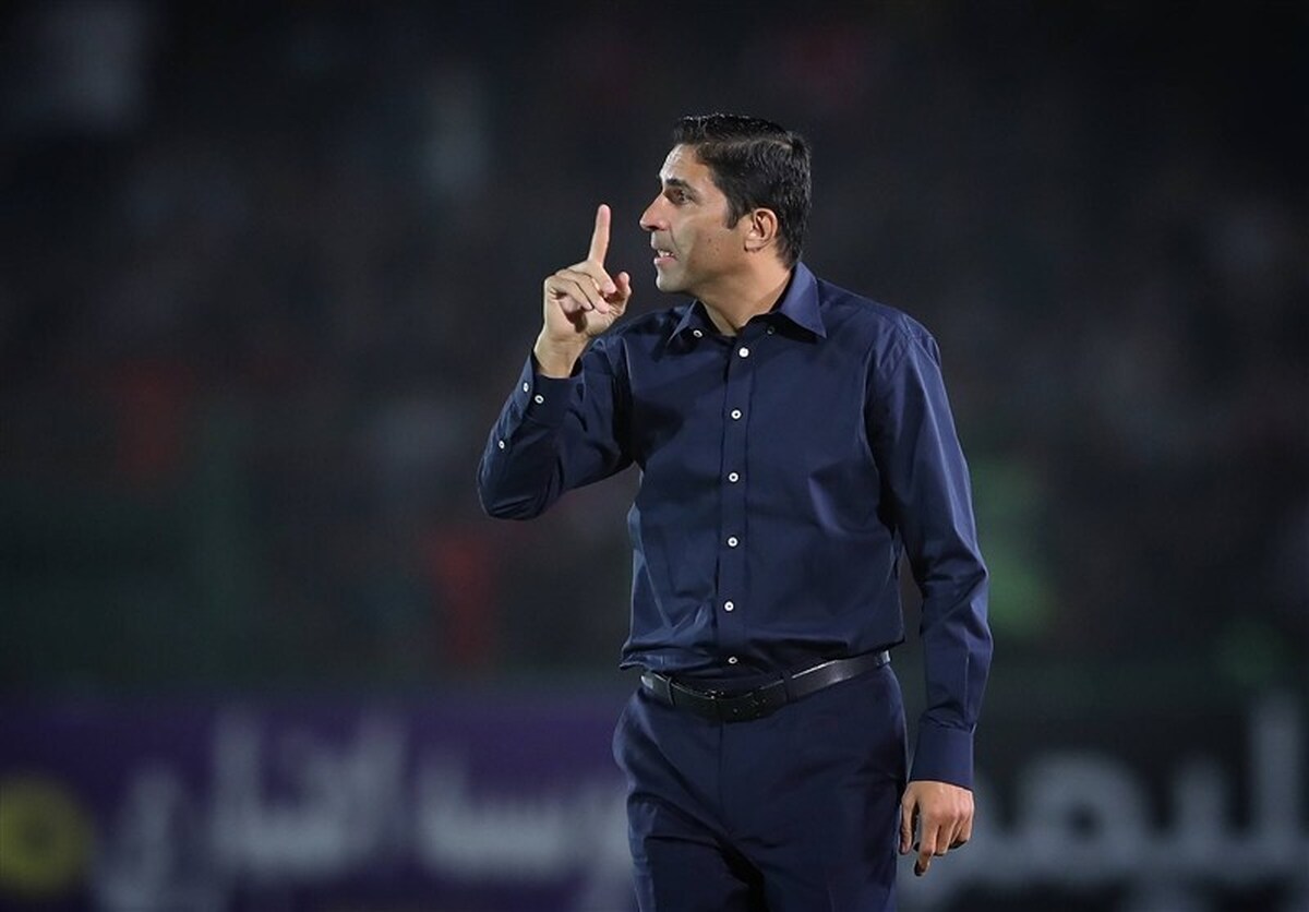 ویدیو| پرتاب بطری به سمت وحید هاشمیان توسط هوادار پرسپولیس!