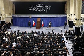 رهبر معظم انقلاب: همه باید از خدمتگزاران کشور بویژه رئیس جمهور پرتلاش حمایت کنند | ملت ایران در برابر خواسته اهانت آمیز آمریکا برای گوش به فرمانی، با قدرت می‌ایستد