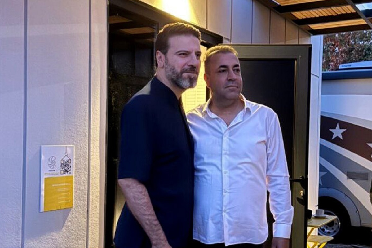 هم‌خوانی «پیام عزیزی» خواننده ایرانی با سامی یوسف در حاشیه یک کنسرت + فیلم