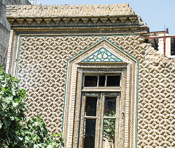 سردر فرو ریخته تاریخ