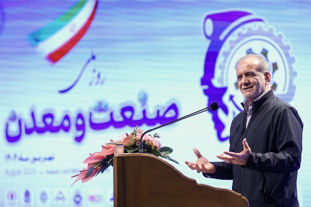 رئیس‌جمهور در مراسم تجلیل از صنعتگران برتر کشور حضور یافت | پزشکیان: تعهد دولت، تولید ۷ هزارمگاوات برق از پنل‌های خورشیدی است