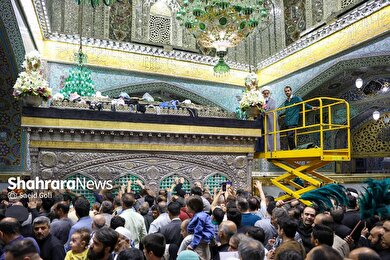 گزارش تصویری | آیین سنتی تعویض پوش ضریح مطهر امام رضا (ع)