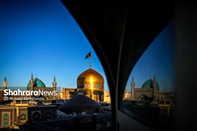 گزارش تصویری | تعویض پرچم و کتیبه‌های عزا در حرم امام رضا (ع)