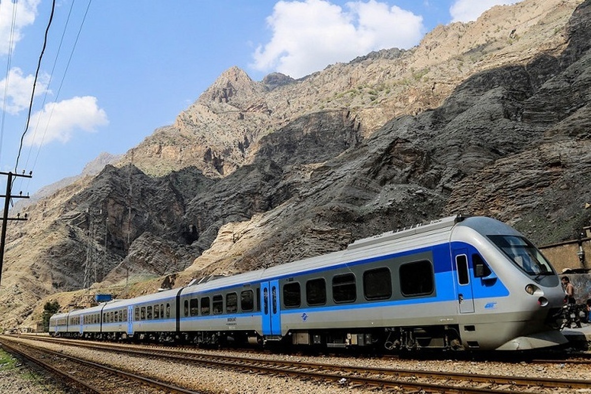 اختصاص اعتبار ۲ هزار میلیاردی برای پروژه قطار برقی مشهد - تهران (۵ شهریور ۱۴۰۴)