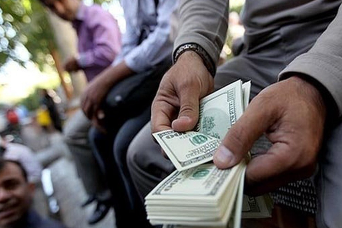 جهش کاذب دلار به بالای ۱۰۰ هزار تومان | کارشناسان اقتصادی: منشأ روانی دارد و واقعی نیست