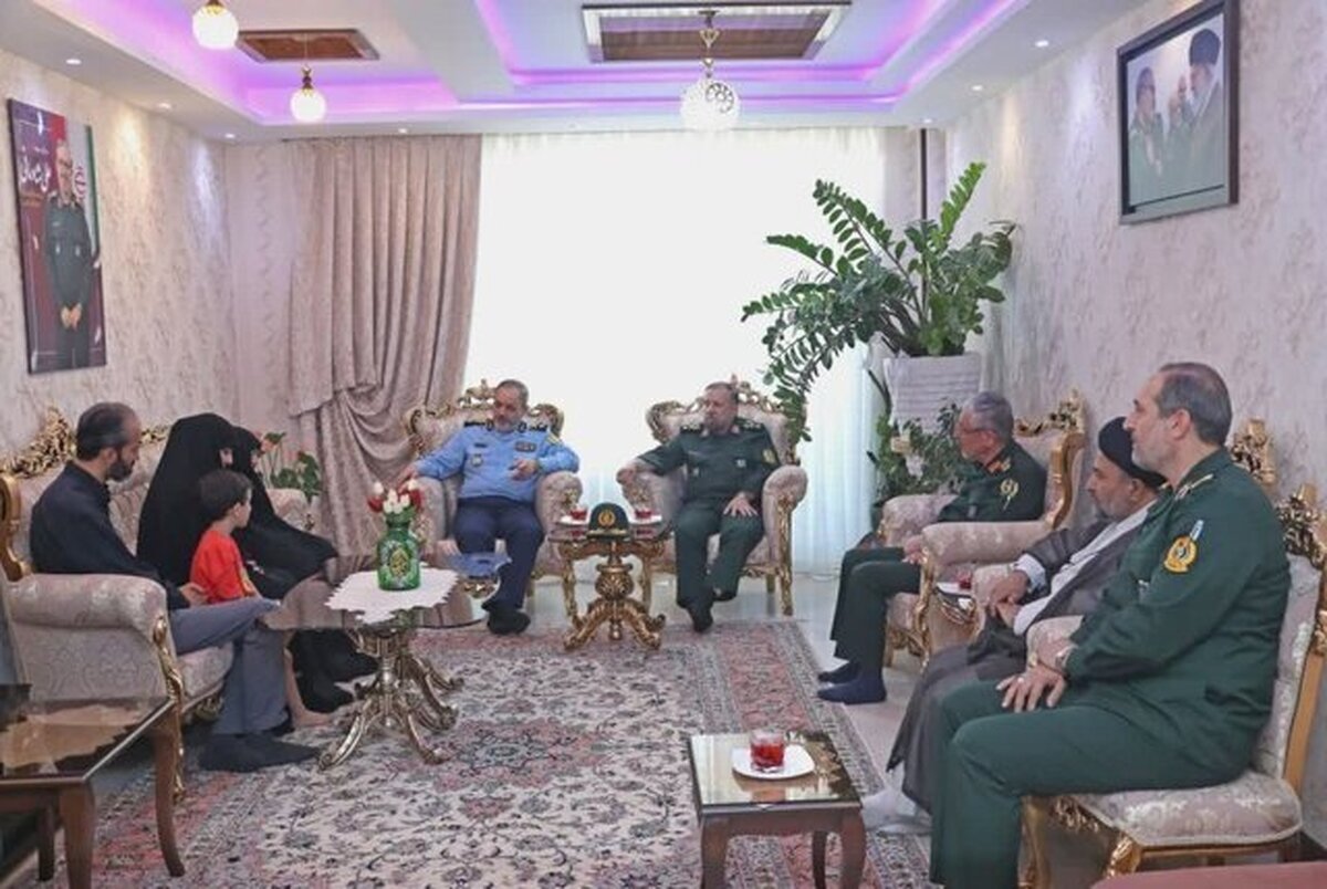 وزیر دفاع با خانواده شهید سپهبد علی شادمانی دیدار و گفت‌و‌گو کرد.