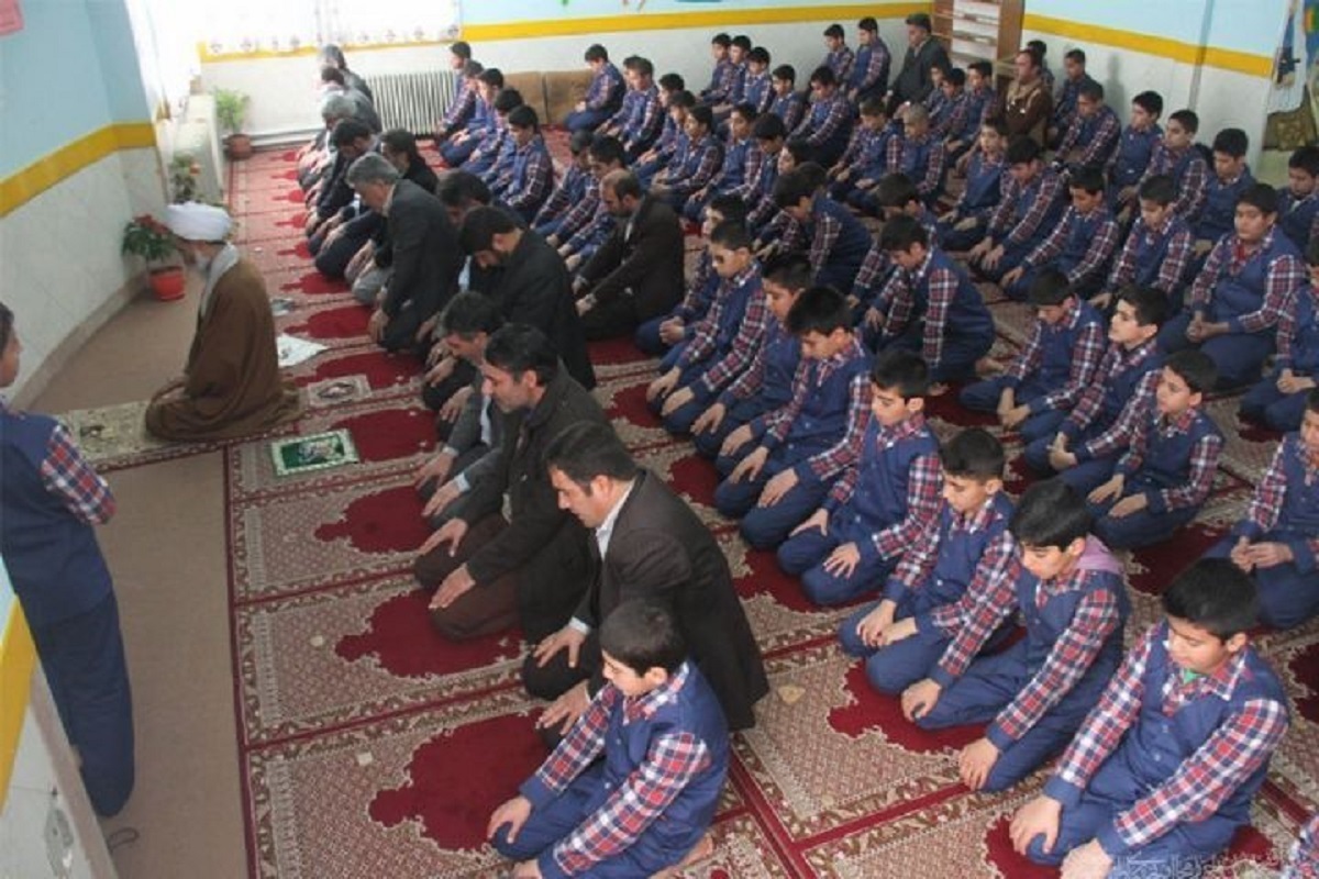 نماینده سمنان، مهدیشهر و سرخه با تأکید بر نقش محوری آموزش و پرورش در ترویج فرهنگ نماز، از آغاز نهادینه‌سازی فرهنگ نماز از مدارس خبر داد.