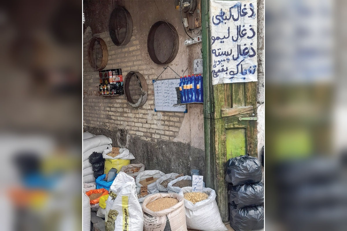 نفس‌های آخر کاروان‌سرای زغالی مشهد | جبر روزگار یک پیشه قدیمی و حجره‌های آن را محکوم به فنا کرده است