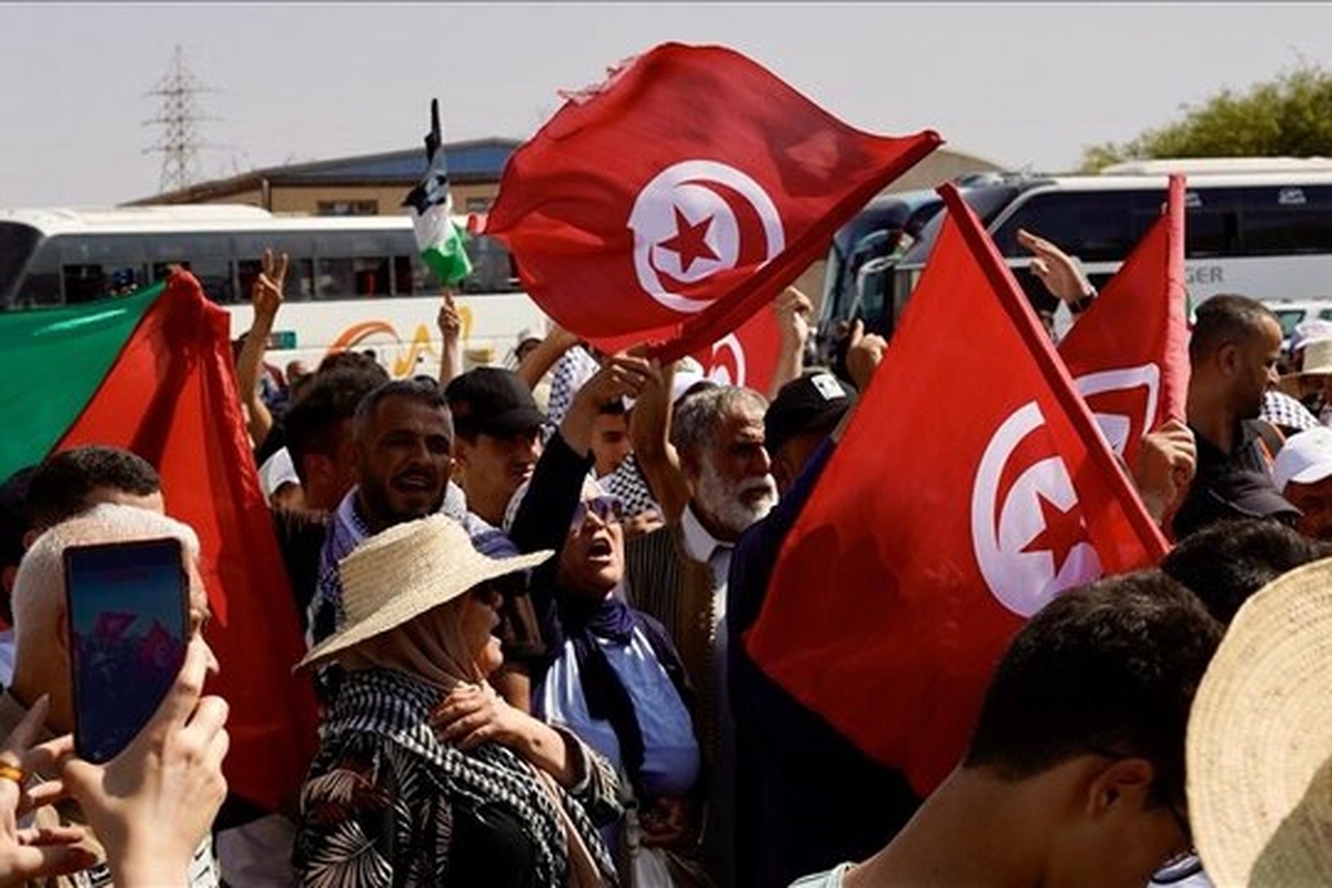 مردم تونس در حمایت از ناوگان الصمود مقابل سفارت آمریکا اعتصاب کردند
