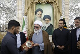 کشتی گیران ایران مهمان آستان قدس رضوی شدند | از اهدای مدال تا دیدار با تولیت