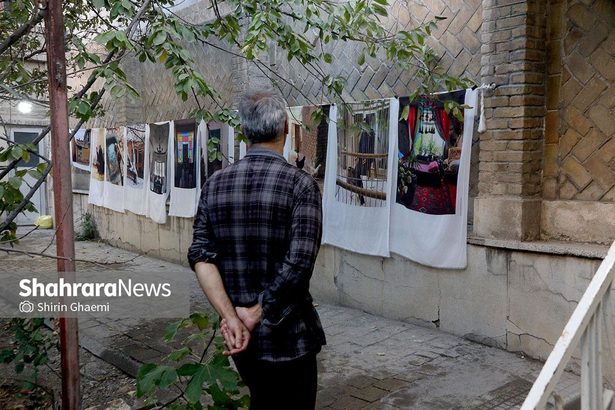 بازخوانی زندگی در قاب‌های یک خانه قدیمی | نگاهی به نمایشگاه عکس «دل و دیوار» در مشهد