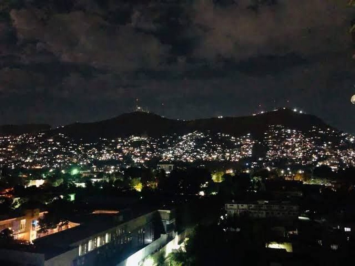 ساکنان مناطق مختلف شهر کابل از شنیده شدن دو انفجار شدید حوالی ساعت ۱۰ شب در نقاطی از شهر کابل خبر داده‌اند.
