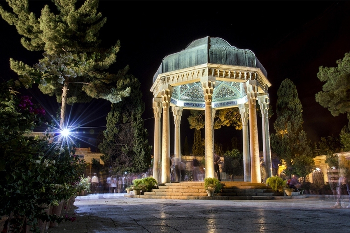 به مناسبت یادروز حافظ در روز ۲۰ مهر، بازدید از آرامگاه خواجه اهل راز برای عموم مردم رایگان شد.
