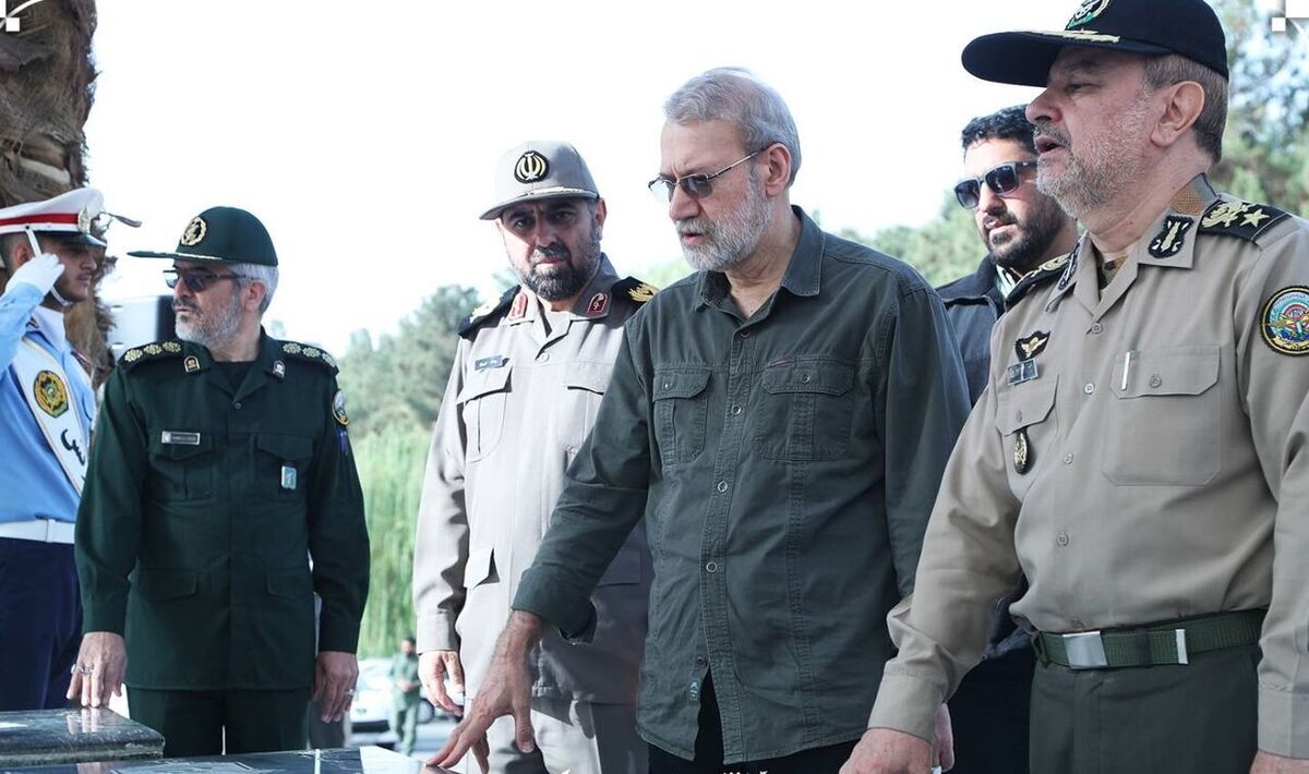 لاریجانی از موزه ملی انقلاب اسلامی و دفاع مقدس بازدید کرد