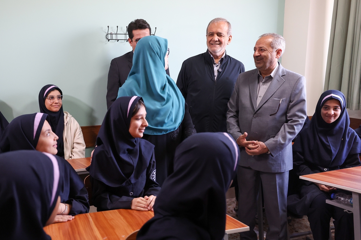 رئیس‌جمهور: علم و انگیزه و باور برای دانش‌آموز، ارتباطی به تحریم ندارد