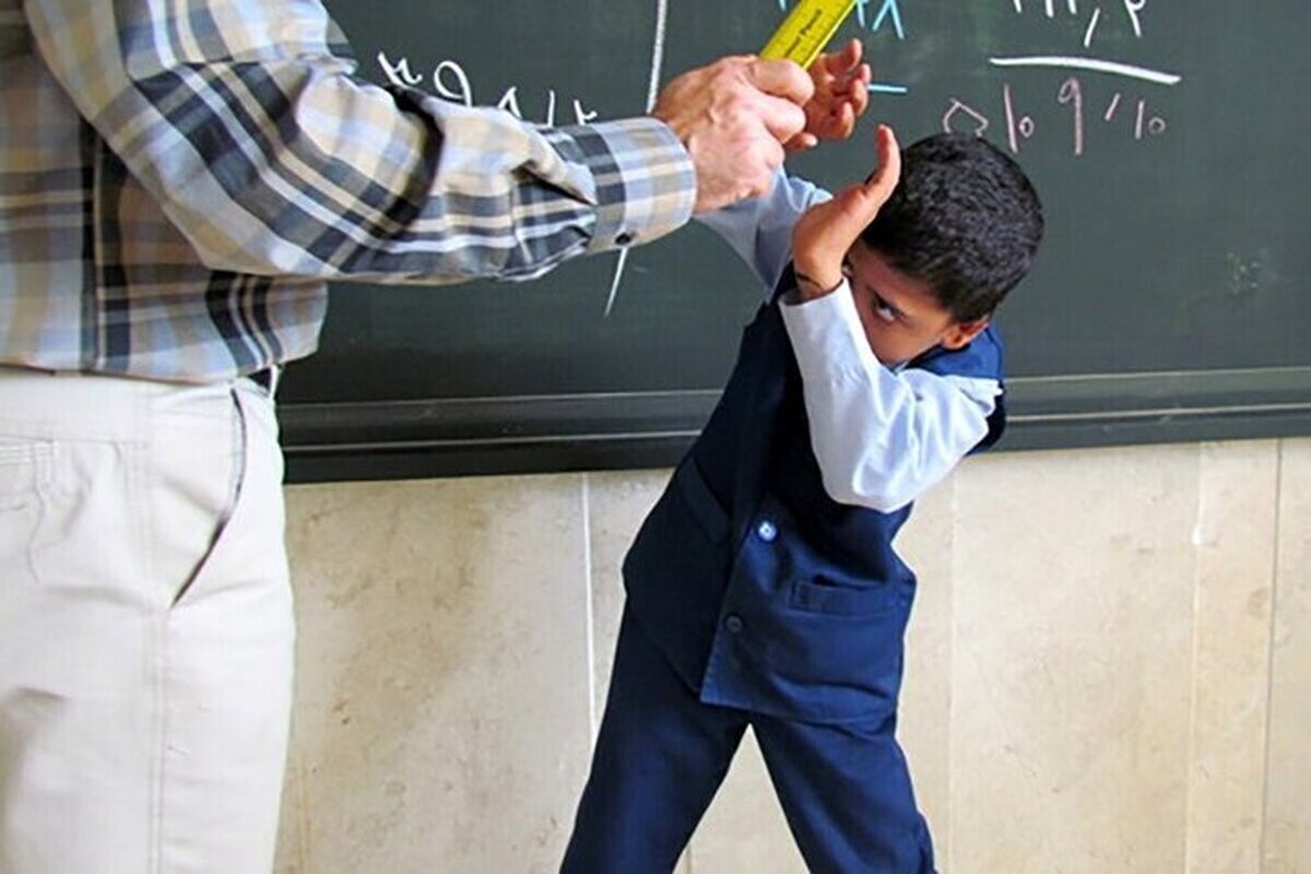 تنبیه سخت دانش‌آموز توسط مدیر به خاطر یک شوخی!