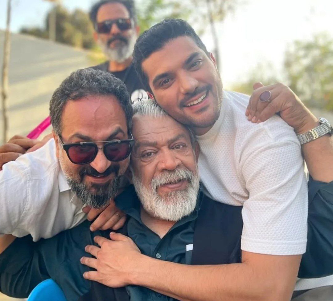 نخستین تصویر از سینا مهراد در پشت صحنه سریال «بدنام» + عکس