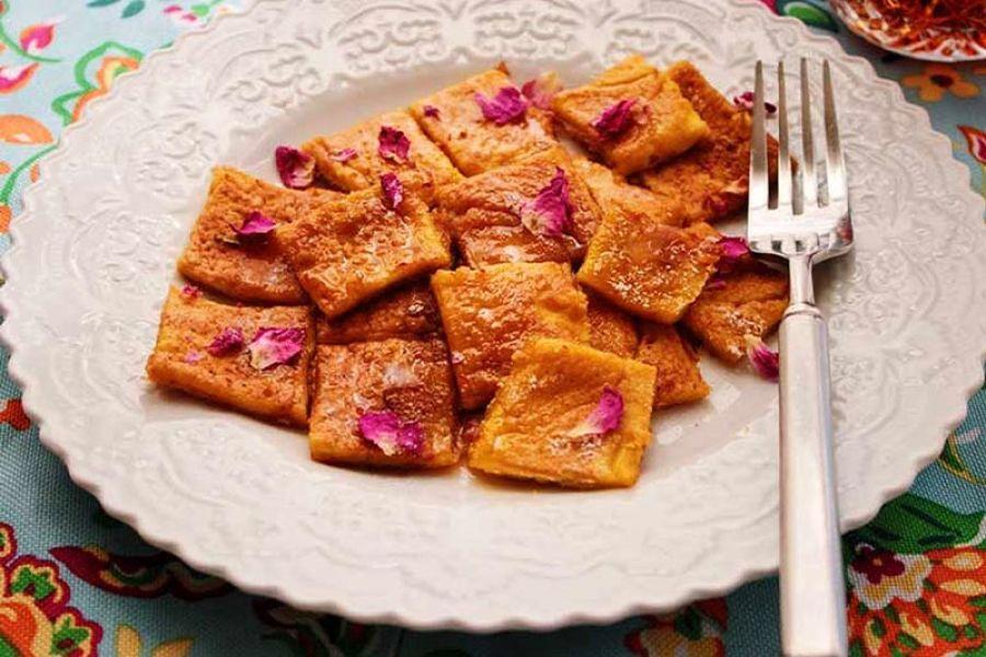 یک ظرف خاگینه با تزئین گل محمدی