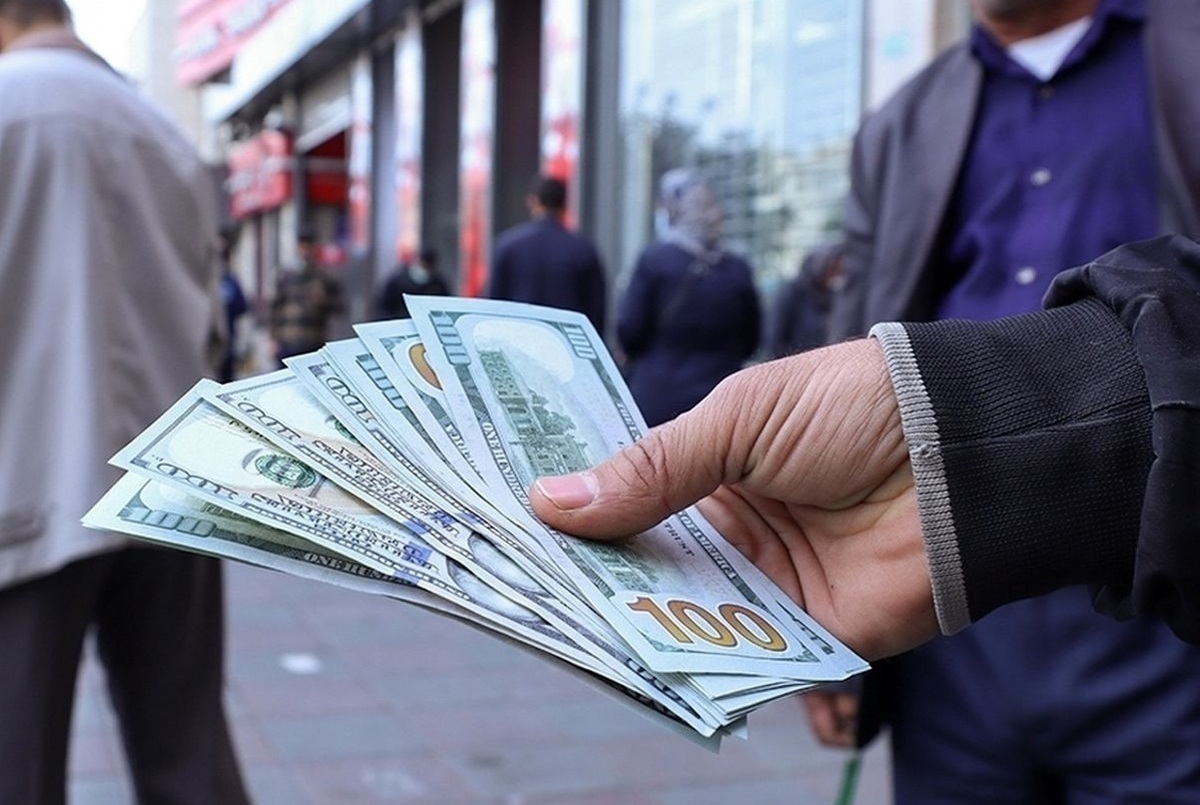 کاهش قیمت دلار درپی انتشار اخبار ضدونقیض از اتمام مکانیسم ماشه | دلار فردایی چند؟ (۲۶ مهر ۱۴۰۴)