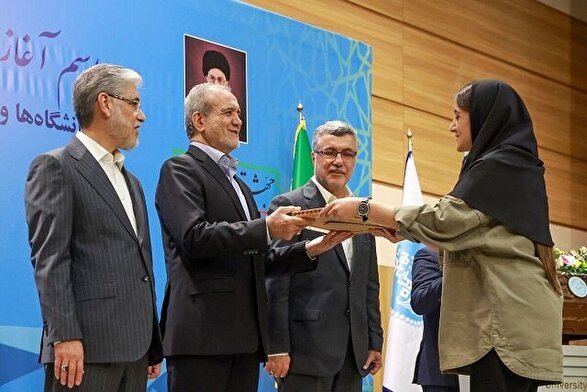 آغاز رسمی سال تحصیلی جدید دانشگاه‌ها | رتبه‌های برتر کنکور از سوی رئیس‌جمهور، تقدیر شدند
