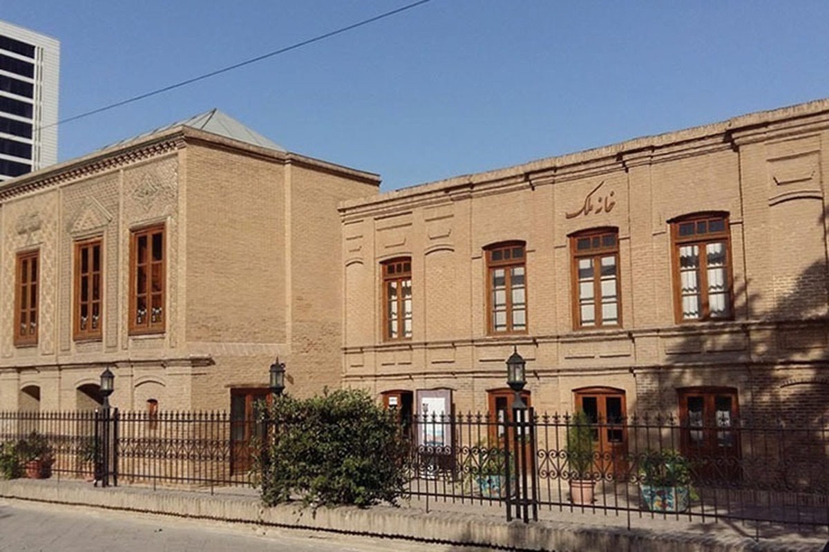 خانه تاریخی «ملک» واقع در خیابان امامخمینی(ره) مشهد، برای برگزاری جلسات با سرمایهگذاران خارجی مهیا میشود.