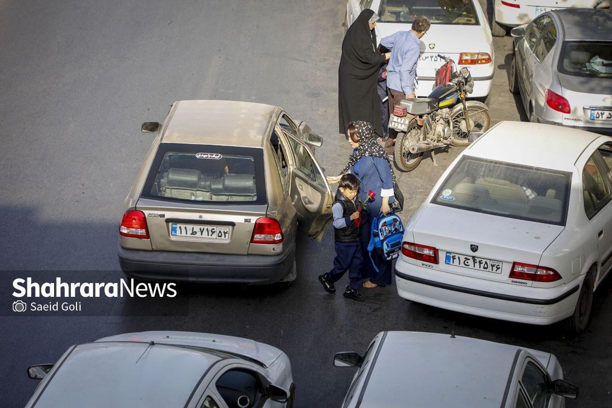 استقرار ۷۰ تیم راهور در معابر حادثه‌خیز مشهد | توصیه پلیس: والدین از توقف غیرضروری روبه‌روی مدارس پرهیز کنند