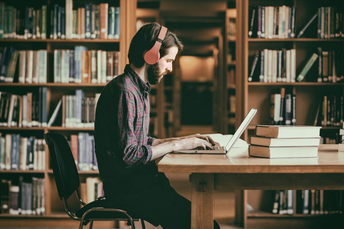 کتاب کاغذی یا صوتی؛ کدام‌یک برای مغز مفیدتر است؟