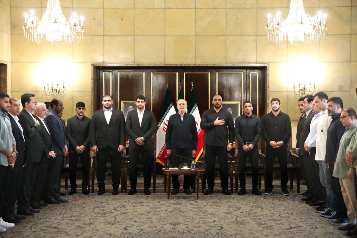 مراسم تجلیل از قهرمانان کشتی توسط رئیس جمهور برگزار شد + عکس