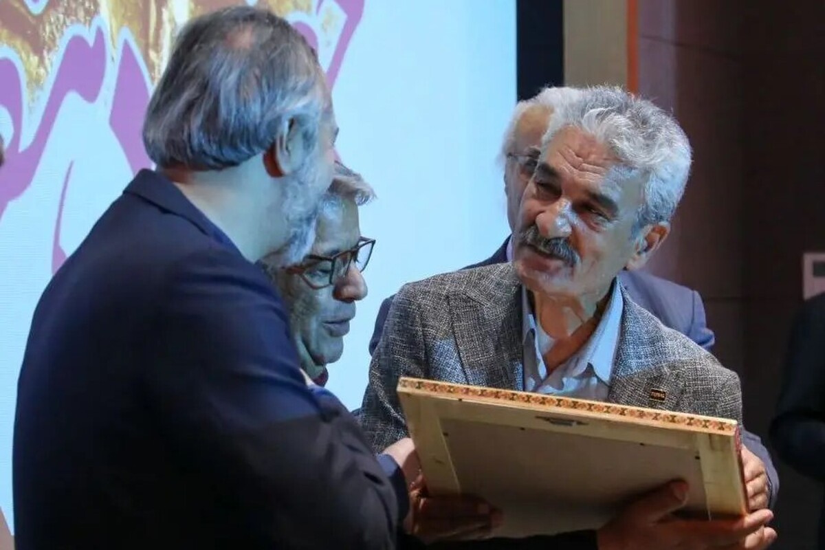 نشان درجه‌یک هنری به جعفر دهقان اهدا شد