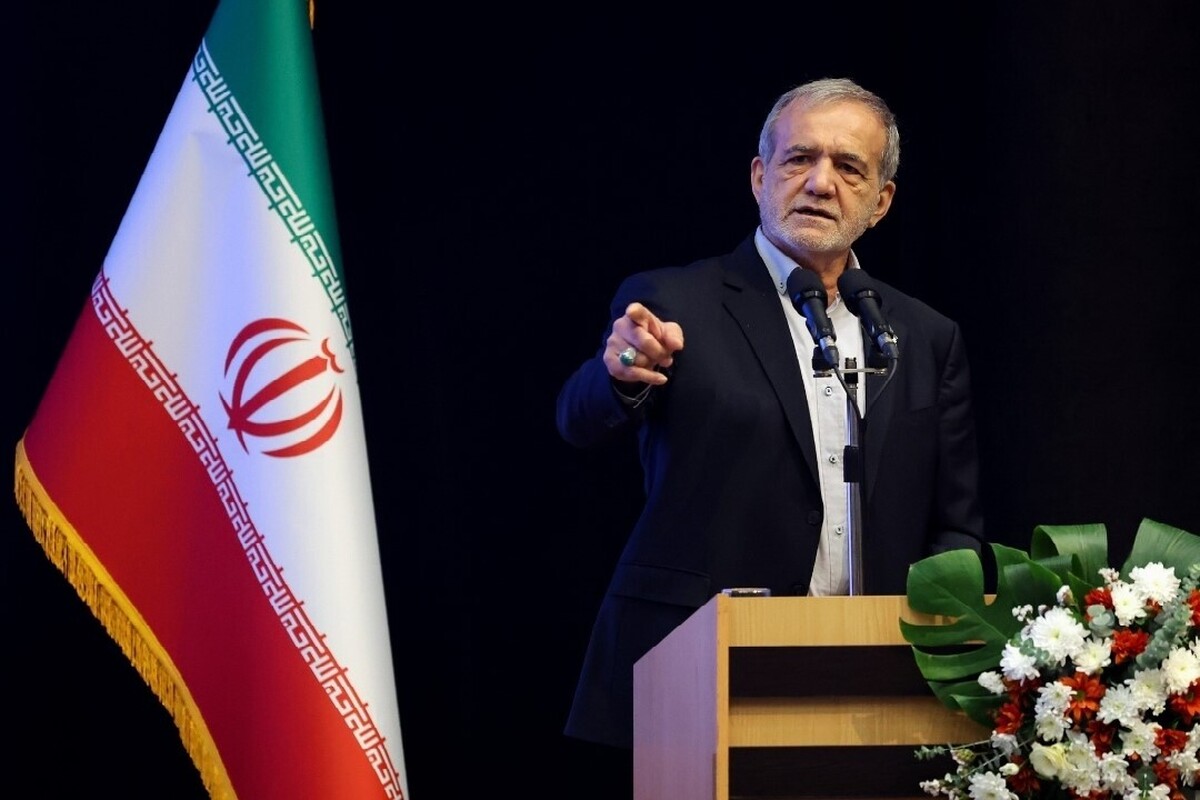 رئیس جمهور با بیان اینکه مشکلات امروز کشور ناشی از توسعه بدون برنامه و نقشه مدون بوده است، گفت: باور و اعتقاد من این است که با استفاده از نخبگان، فرهیختگان و کارشناسان می‌توانیم بحران‌ها و مشکلات کشور را حل کنیم.