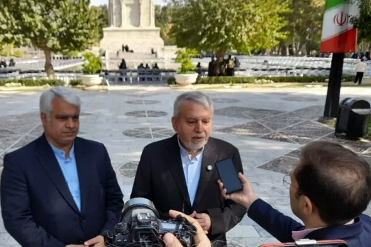 وزیر میراث‌فرهنگی، گردشگری و صنایع‌دستی در حاشیه بازدید از آرامگاه حکیم ابوالقاسم فردوسی و آثار تاریخی توس، با تأکید بر جایگاه زبان فارسی در تداوم هویت ایرانی گفت: توس نیازمند طرحی جامع و ملی بوده و احیای آن به‌منزله احیای تمدن و فرهنگ ایران‌زمین است.