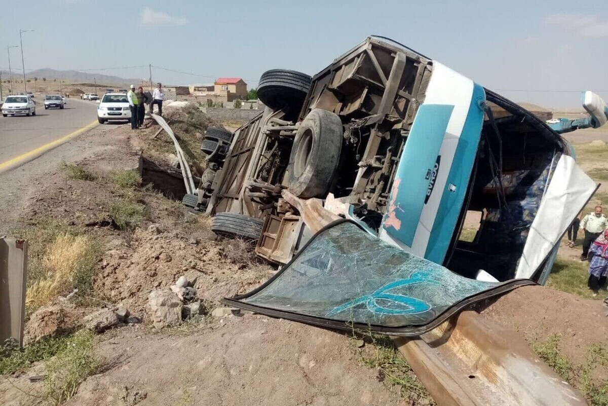 مصدومیت ۱۳ مسافر بر اثر واژگونی اتوبوس در شهرستان گلبهار خراسان رضوی (۱۰ آبان ۱۴۰۴)
