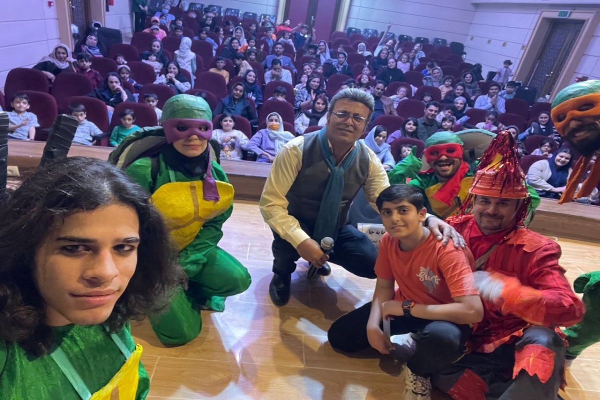 روایتی کودکانه از مفاهیم «شهر» و «شهروندی» | تئاتر «سهراب و سارا و لاکپشتهای نینجا» در فرهنگسرای ترافیک مشهد