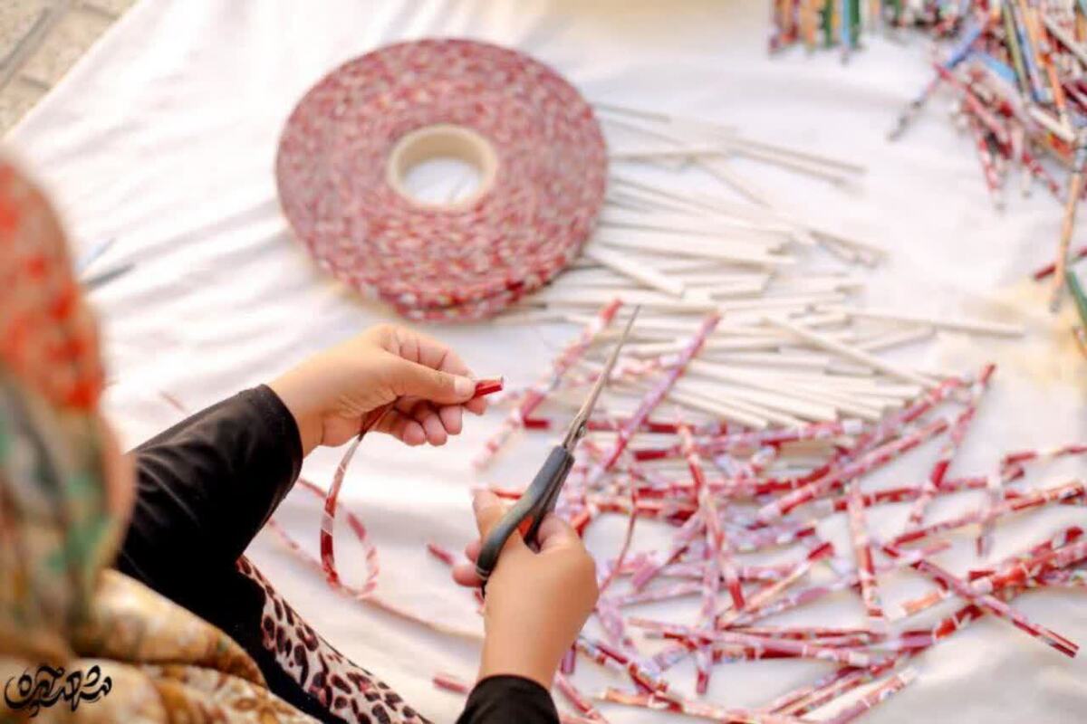 در کوچه‌پس‌کوچه‌های شهر، زنانی زندگی می‌کنند که هیچ تابلویی نامشان را نمی‌نویسد. آنان بی‌هیاهو کار می‌کنند، بدون بیمه، قرارداد یا امنیت شغلی؛ زنانی که زندگی‌شان را با مشاغل خرد سرپا نگه می‌دارند.