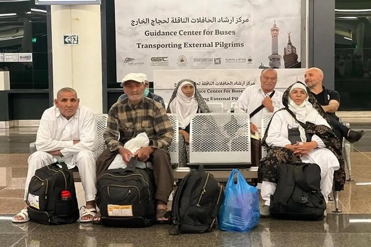 درپی جنگ تحمیلی رژیم صهیونیستی علیه ایران و لغو پرواز‌های بازگشت از عربستان، هزاران زائر ایرانی حج تمتع ۱۴۰۴ مسیر طولانی جده تا مهران را با اتوبوس طی کردند و گرمای شدید، کمبود امکانات و تأخیر در خدمات رفاهی، سفر بازگشت آنان را به یکی از دشوارترین تجربه‌های سفر حج در سال‌های اخیر تبدیل کرد.