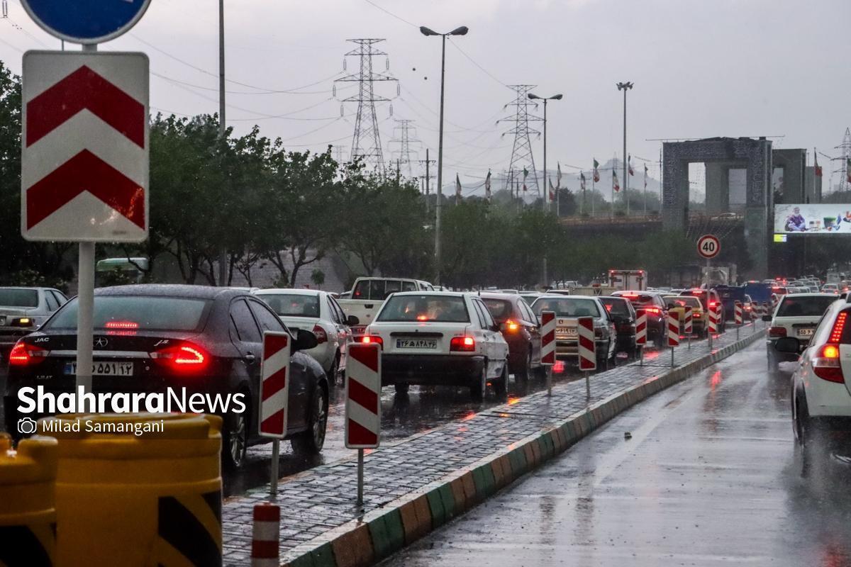 ترافیک سنگین در معابر مشهد هم‌زمان با بارش باران | افزایش نسبی تصادفات در پی بارش‌ها (۱۲ آبان ۱۴۰۴)