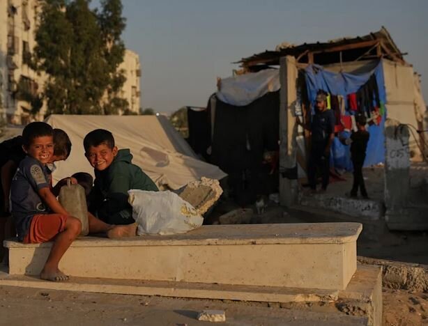 زندگی در گورستانهای غزه در میان مردگان جریان دارد + عکس زندگی در گورستانهای غزه در میان مردگان جریان دارد + عکس